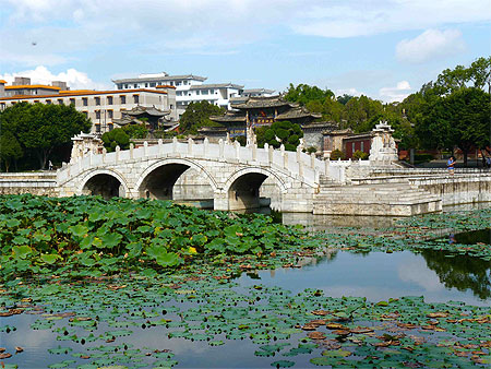 Pont et vue sur l'entrée du Temple de Confucius Pont et vue sur l'entrée du Temple de Confucius