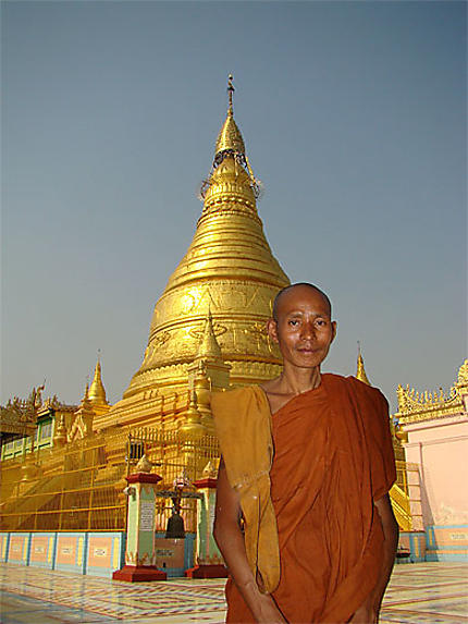 Moine à la pagode de la colline sacrée
