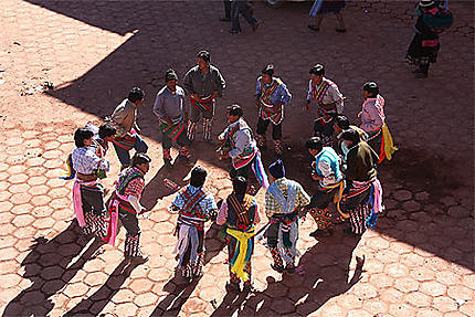 Danse pour Pachamama durant le Tinku à Macha