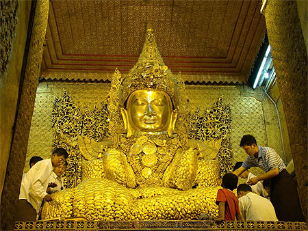 Le spectaculaire Bouddha couvert d'or de la pagode Mahamuni à Mandalay Le spectaculaire Bouddha couvert d'or de la pagode Mahamuni à Mandalay
