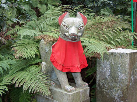 Statue au bavoir rouge... Statue au bavoir rouge...