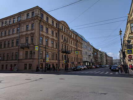 Grand carrefour à Saint-Pétersbourg