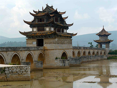Pont du Double Dragon aux environs de Jianshui Pont du Double Dragon aux environs de Jianshui