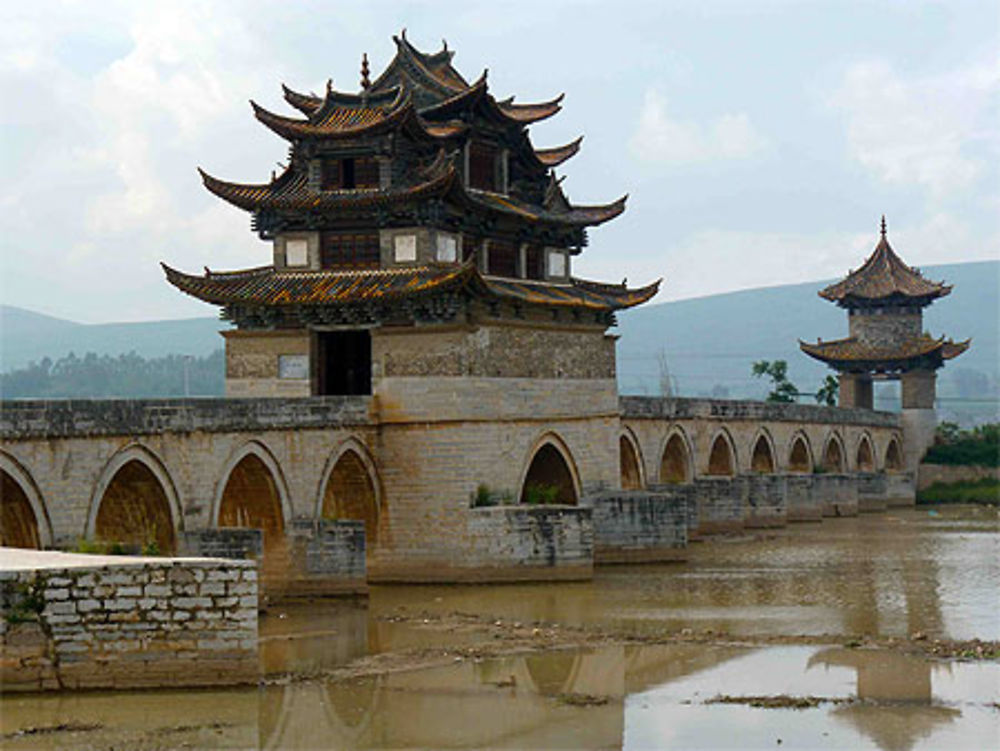 Pont du Double Dragon aux environs de Jianshui