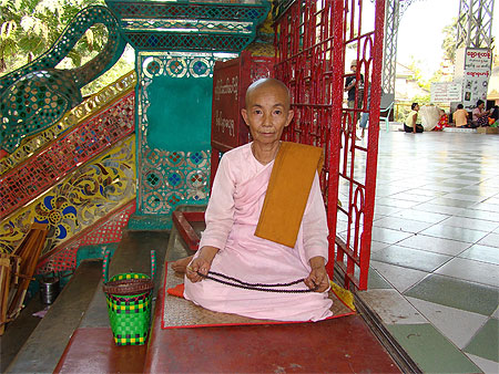 Bonzesse à la pagode Shwethalyaug Bonzesse à la pagode Shwethalyaug