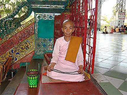 Bonzesse à la pagode Shwethalyaug