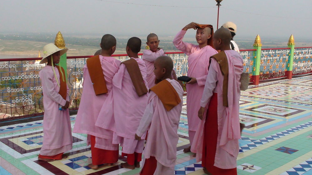 Des bonzesses dans un temple Birman à Mandalay