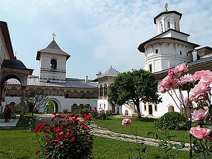 Magnifique cour fleurie du monastère 