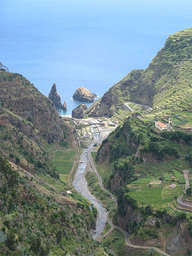 Vue depuis la levada de Ribeira da Janela Vue depuis la levada de Ribeira da Janela