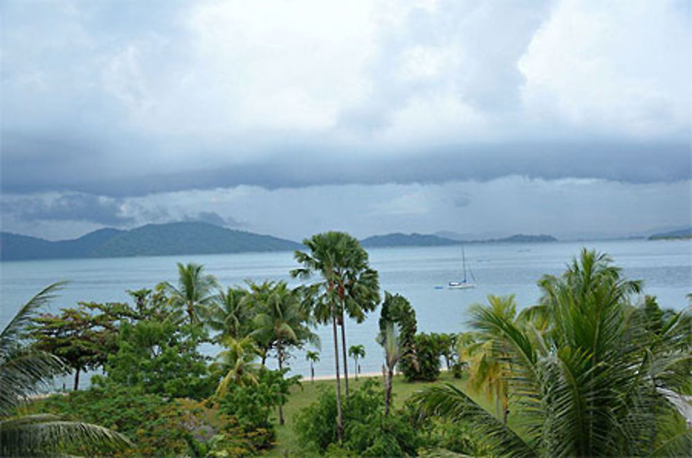 Vue sur mer et montagnes