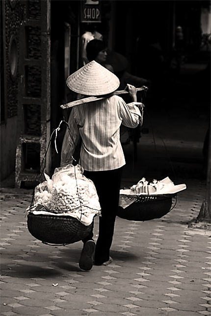 Colporteur sillonnant les rues d'Hanoi