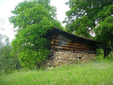 Une maison en bois représentative de l'architecture de la région de la Mer Noire Une maison en bois représentative de l'architecture de la région de la Mer Noire
