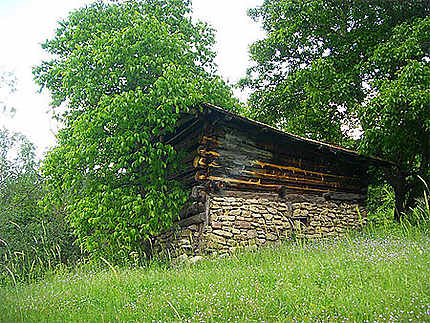 Une maison en bois représentative de l'architecture de la région de la Mer Noire