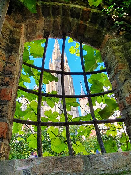 Église Notre-Dame de Bruges à travers une fenêtre