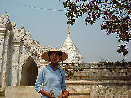 Jeune femme à la pagode Hsinbyume Paya