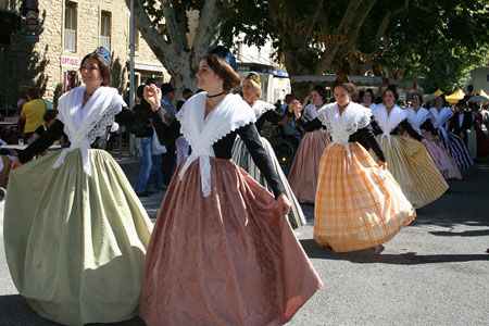 Danseuses provençales en costumes anciens