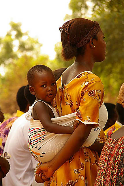 Bébé dans le dos : Enfants : Ayenyah : Accra : Ghana : Routard.com