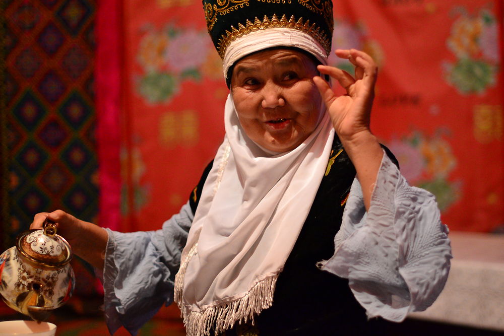 Femme kirghize en tenue traditionnelle