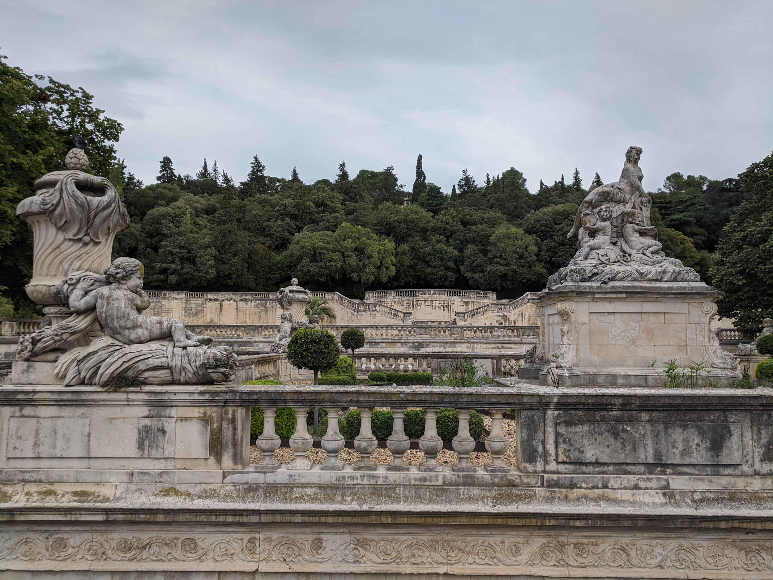 Superbes statues, Jardins de la Fontaine - Nîmes