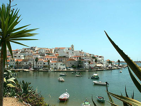 Joli village de pêcheurs à Ferragudo (Algarve) Joli village de pêcheurs à Ferragudo (Algarve)
