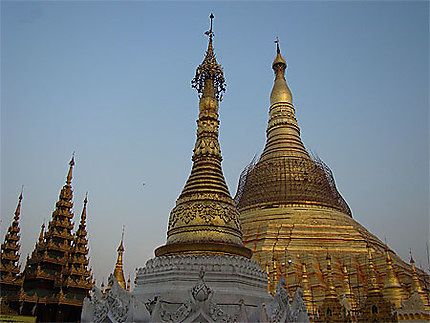 L'immense stupa doré de Shwedagon avec un échafaudage de bambous