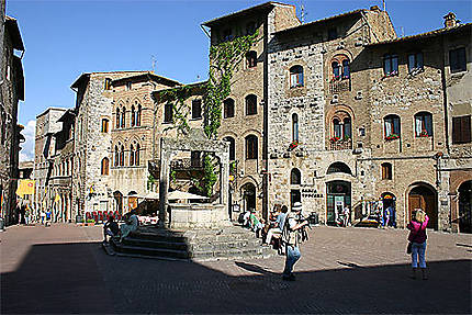 Toscane, San Gimignano, Piazza della Cisterna