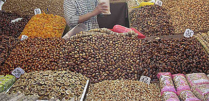 Etal des fruits secs dans le souk de Marrakech