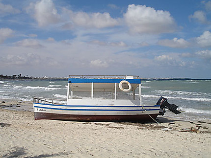 bateau sur la plage de sidi marhès