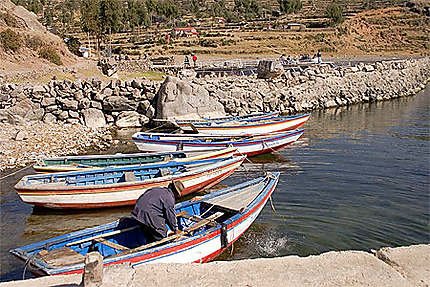 Bateaux au quai d'Amantani