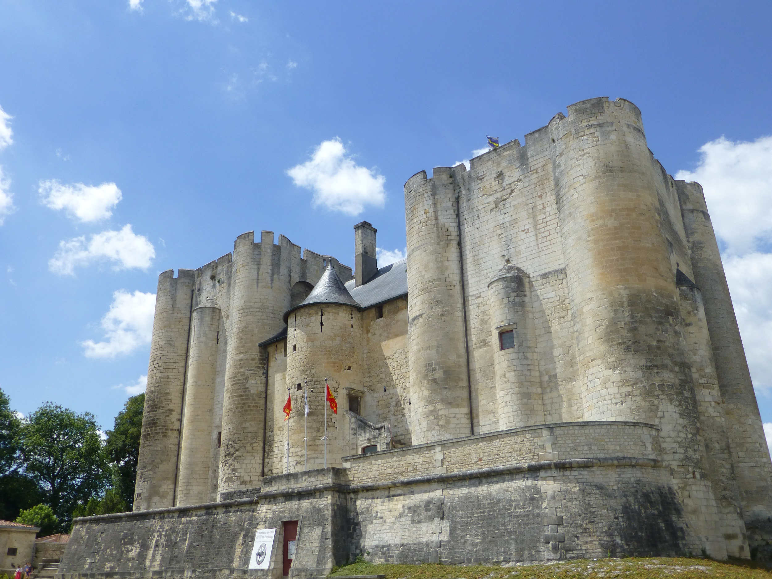 Le Donjon sous le soleil Le Donjon sous le soleil