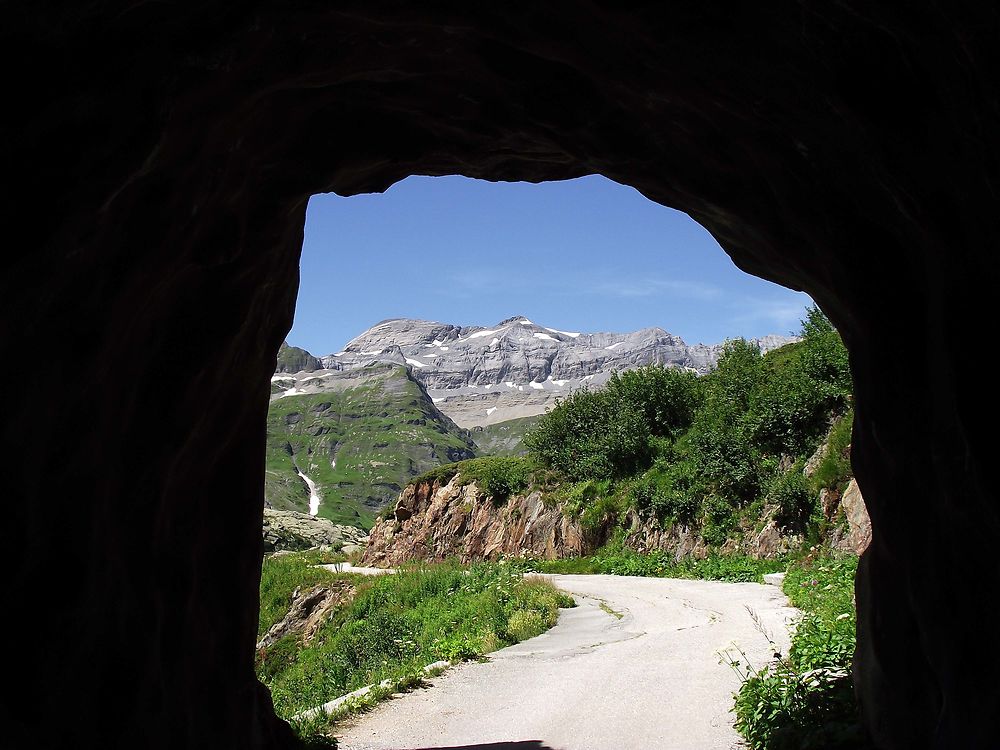 Chemin le long du barrage d'émosson