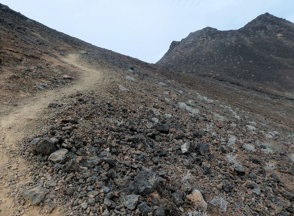 Chemin entre deux volcans éteints