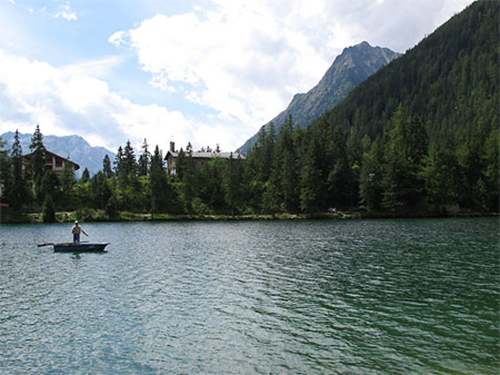 Pécheur sur le lac