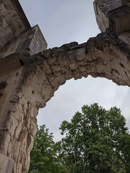 Sous l'arche, Jardins de la Fontaine, Nîmes