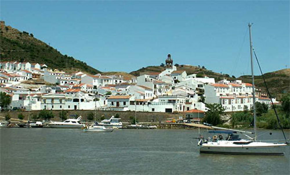 Depuis Alcoutim (Portugal) vue sur le village blanc de Sanlucar (Espagne)