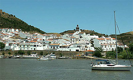 Depuis Alcoutim (Portugal) vue sur le village blanc de Sanlucar (Espagne)