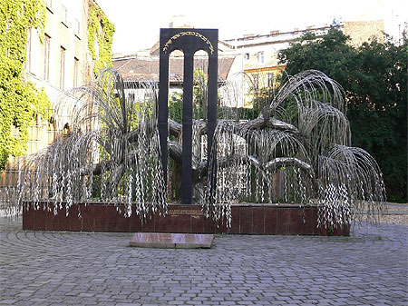 Saule pleureur en hommage aux victimes de l'holocauste Saule pleureur en hommage aux victimes de l'holocauste