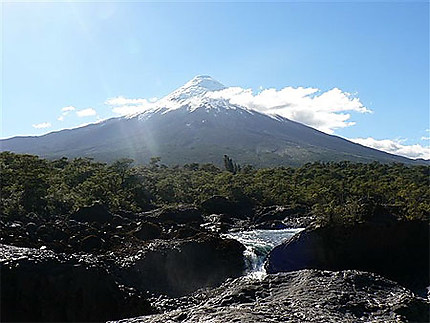 Le Salto Petrohue souligne la beauté de l'Osorno