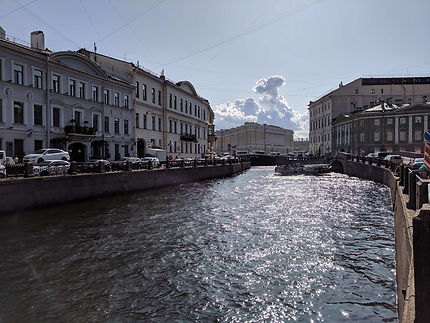 Reflet sur l'eau à Saint-Pétersbourg