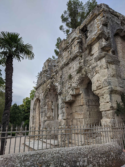 Temple vu de coté, Jardins de la Fontaine de Nîmes