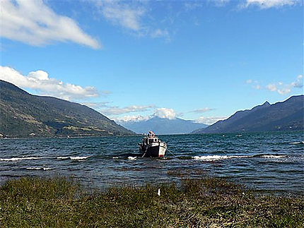 A marée haute sur le fjord Reloncavi