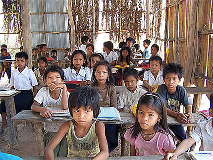 Regards d'enfants dans l'école du village