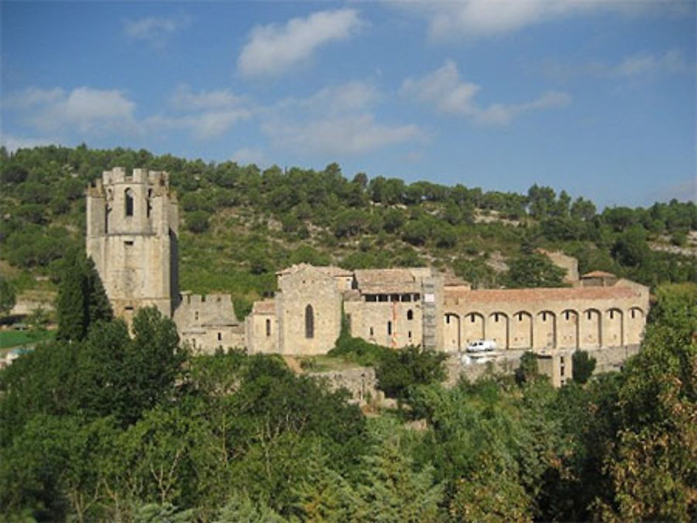 Façade est Abbaye de lagrasse