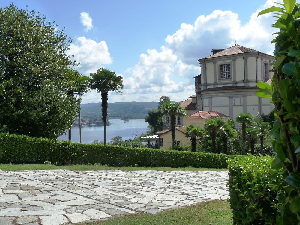 Au pied des Alpes, Arona