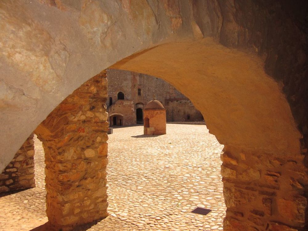 Puits et arcades de Salses-le-Château