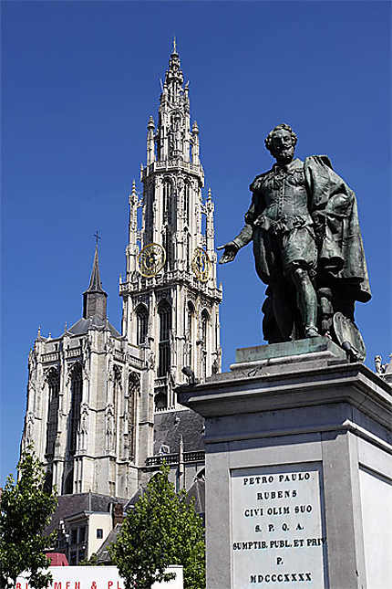 Statue de Rubens et cathédrale, place Verte, Anvers