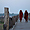 Promenade de jeunes moines sur le pont U-Bein
