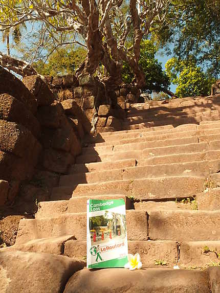 Sur les ruines khmères du Wat Phou