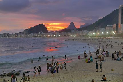 Plage de Copacabana au crépuscule