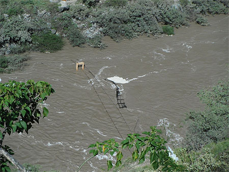 Le pont suspendu du fleuve de l'Apurimac, au retour Le pont suspendu du fleuve de l'Apurimac, au retour